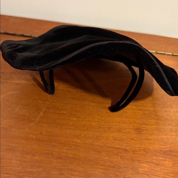 Set of 2 1948 Vintage Fashion Hats 1 Red Pillbox / 1 Black Velvet main image 6